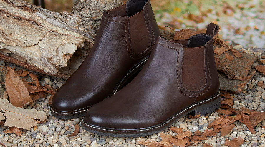 Embrace the Combo of Jeans & Short Sheepskin Boots for Evening Meets